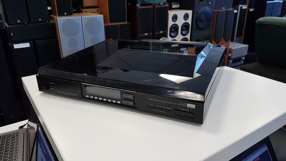 Täisautomaatne Sansui P-L75 vinüülimängija