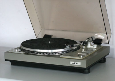 Vinüülimängija Akai AP-206