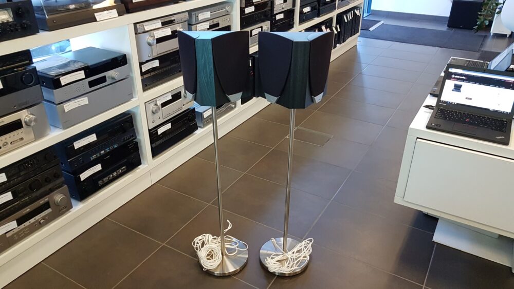 Kõlarijalgadega Jamo E 8SUR.2